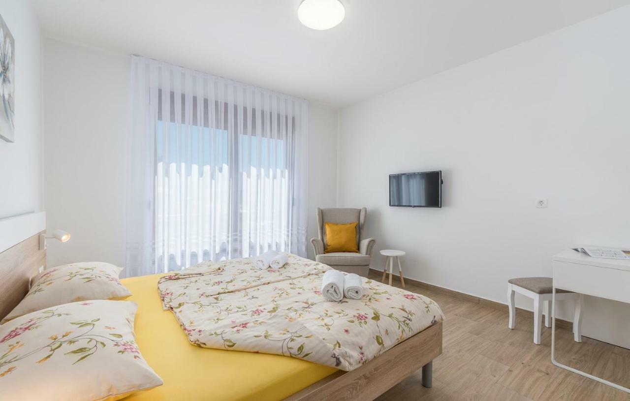 Apartments Hana In Funtana Ngoại thất bức ảnh