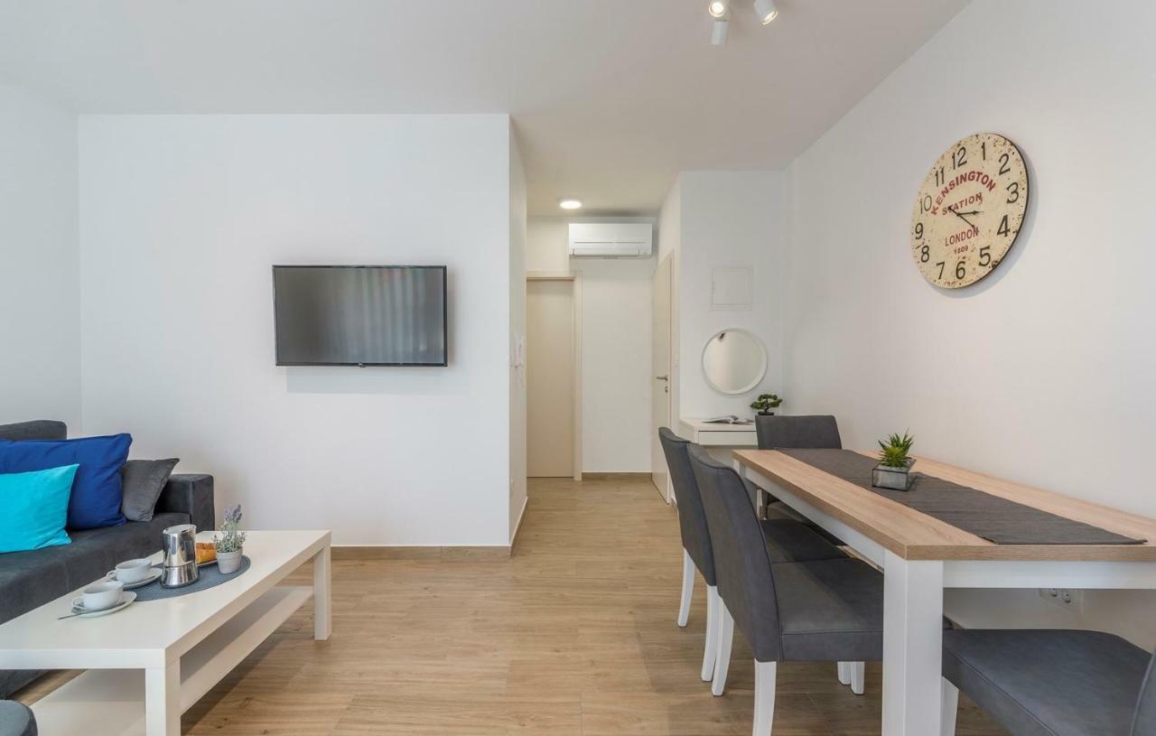 Apartments Hana In Funtana Ngoại thất bức ảnh