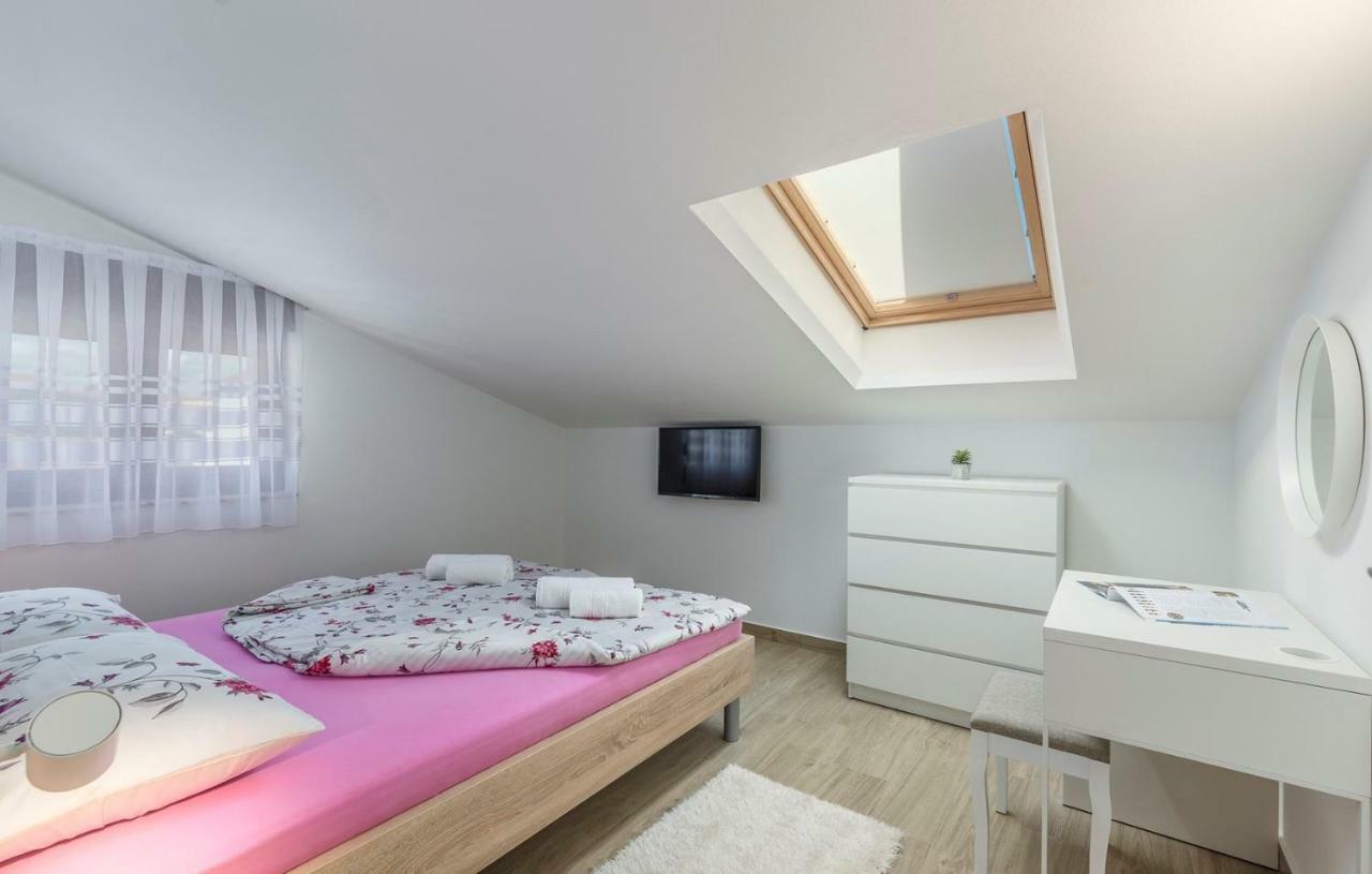 Apartments Hana In Funtana Ngoại thất bức ảnh